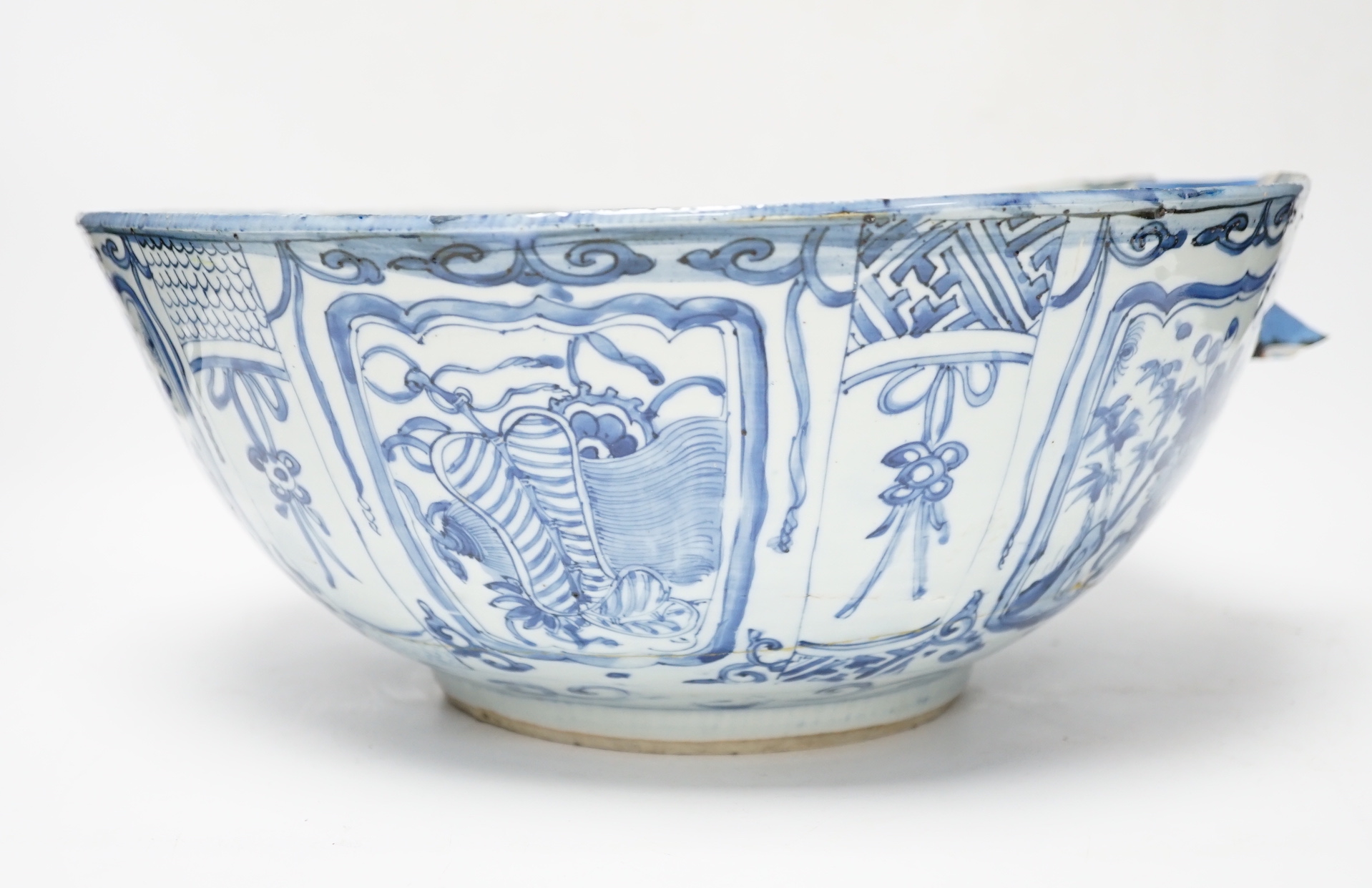 A large Chinese Kraak blue and white bowl, early 17th century, 34.5cm diameter (a.f.)